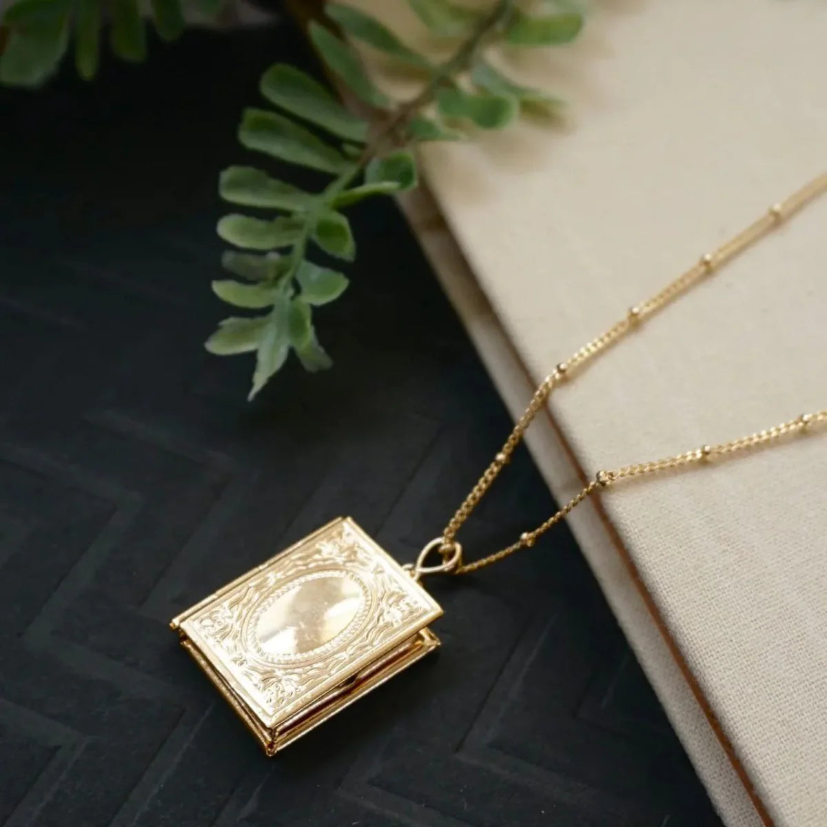 Collier Médaillon Livre